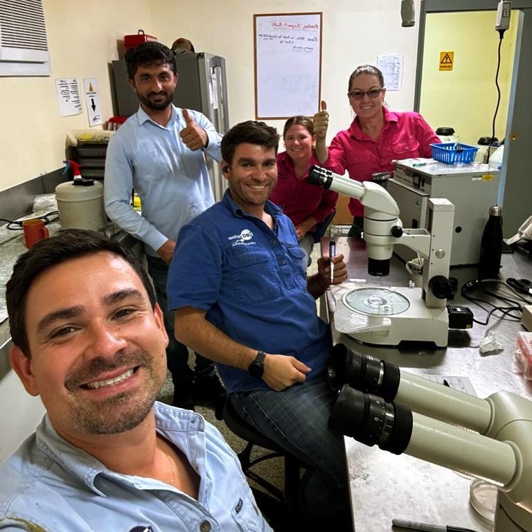 Javier con su grupo de trabajo en Australia. Image