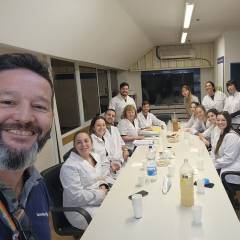 Visita a Carrefour con estudiantes